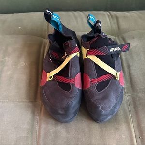 Scarpia Arpia Climbing Shoes size 43.5 men’s 10 1/3 women’s 11 1/3